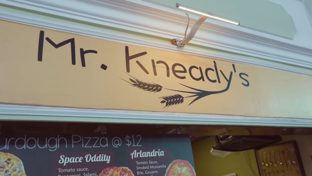 Sign at the entrance to Mr. Kneady's pizzeria